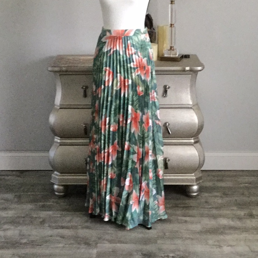 Aakaa Maxi Skirt